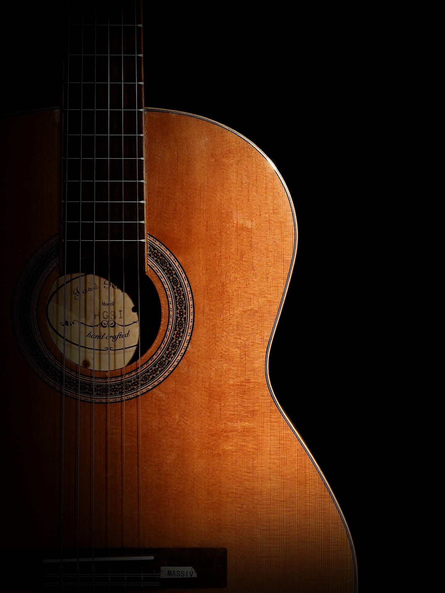 Jaką kupić gitarę akustyczną dla początkujących?